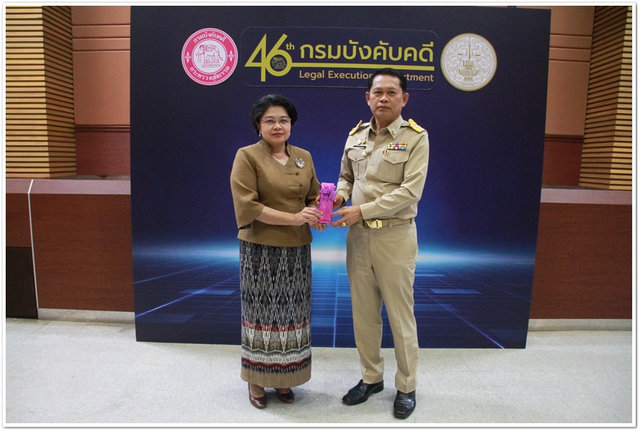﻿อธิบดีกรมบังคับคดีเป็นประธานมอบของที่ระลึกให้แก่ข้าราชการพลเรือนดีเด่น ประจำปี 2562 เนื่องในโอกาสวันสถาปนากรมบังคับคดี ครบรอบ 46 ปี
